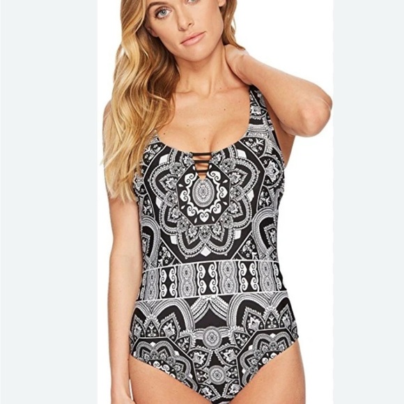 Jantzen Other - Jantzen black & white medallion black strappy back one-piece bathing suit.size 8